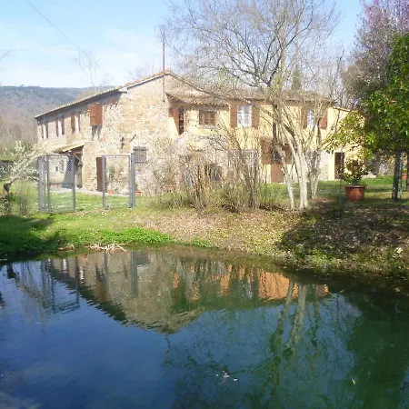 Trasimeno: Poolside Retreat With Garden Oasis