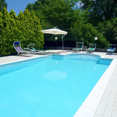 Villa Trasimeno: Poolside Retreat With Garden Oasis Tuoro sul Trasimeno