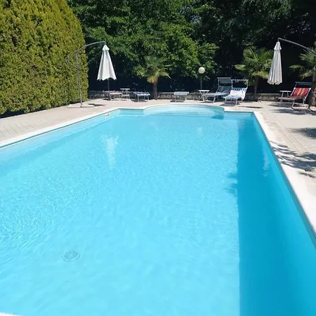 Villa Trasimeno: Poolside Retreat With Garden Oasis *