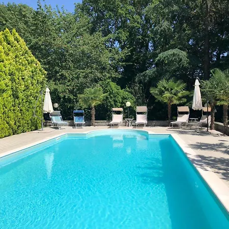Villa Trasimeno: Poolside Retreat With Garden Oasis