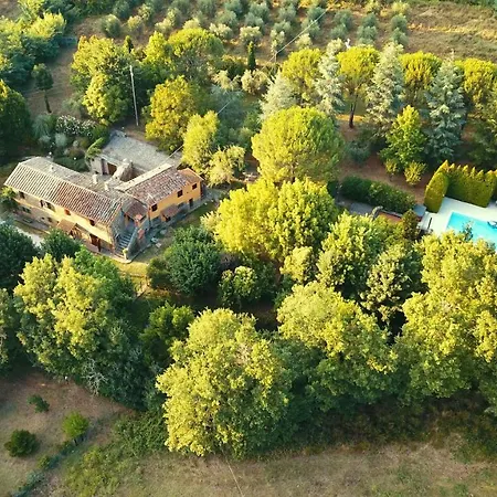 Villa Trasimeno: Poolside Retreat With Garden Oasis *
