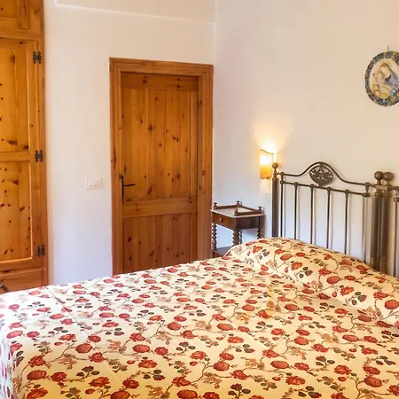 Trasimeno: Poolside Retreat With Garden Oasis *