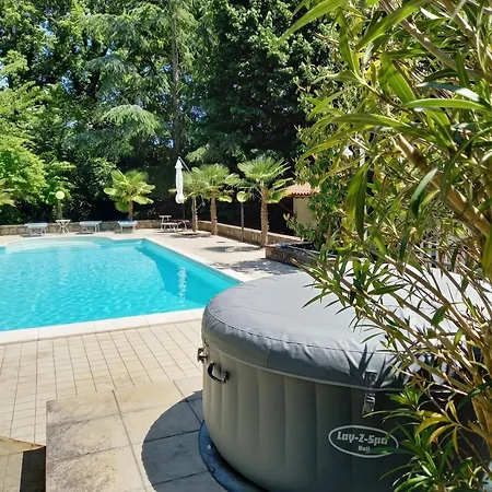 Trasimeno: Poolside Retreat With Garden Oasis