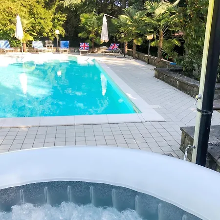 Villa Trasimeno: Poolside Retreat With Garden Oasis