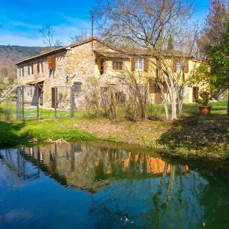Villa Trasimeno: Poolside Retreat With Garden Oasis *