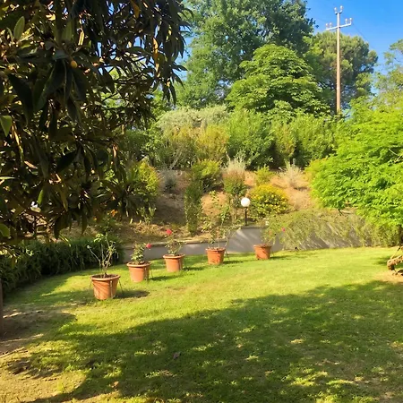 Villa Trasimeno: Poolside Retreat With Garden Oasis *